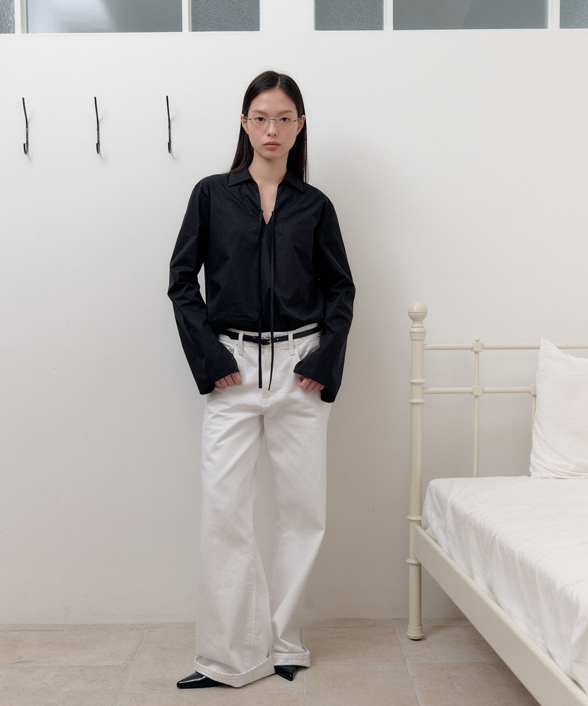 벨르(VELLE) Tie Strap V-Neck Shirt_Black