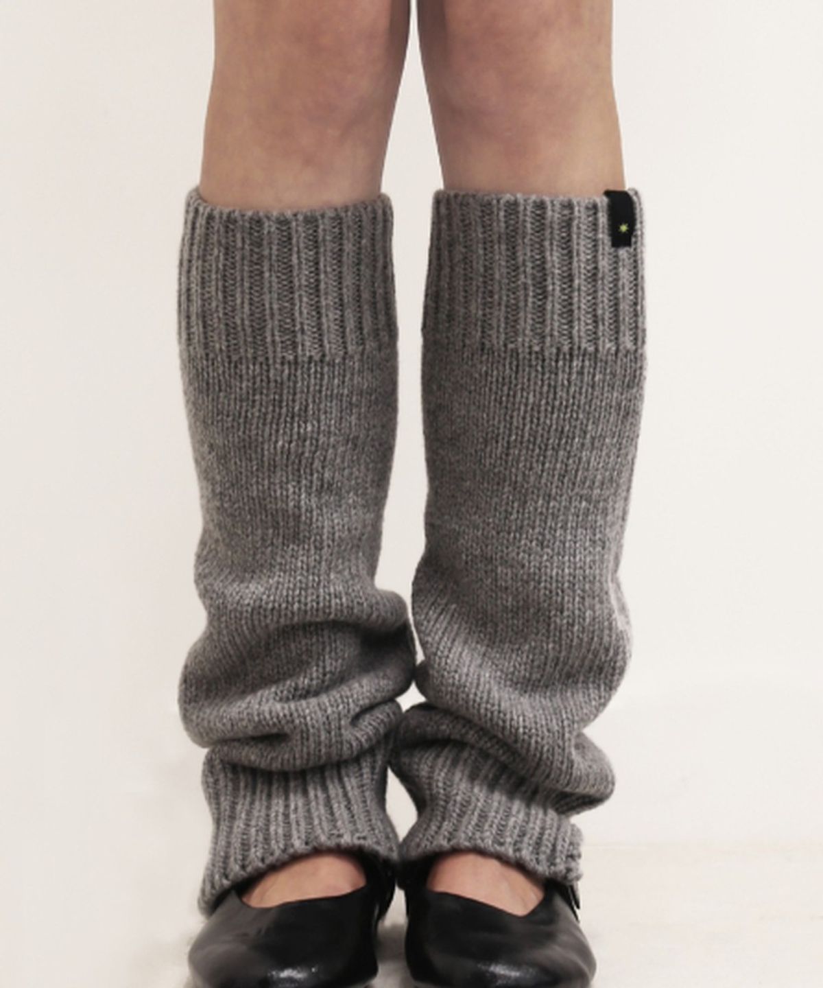 디에토(DEETO) Slit-Hem Leg Warmers [CHARCOAL]