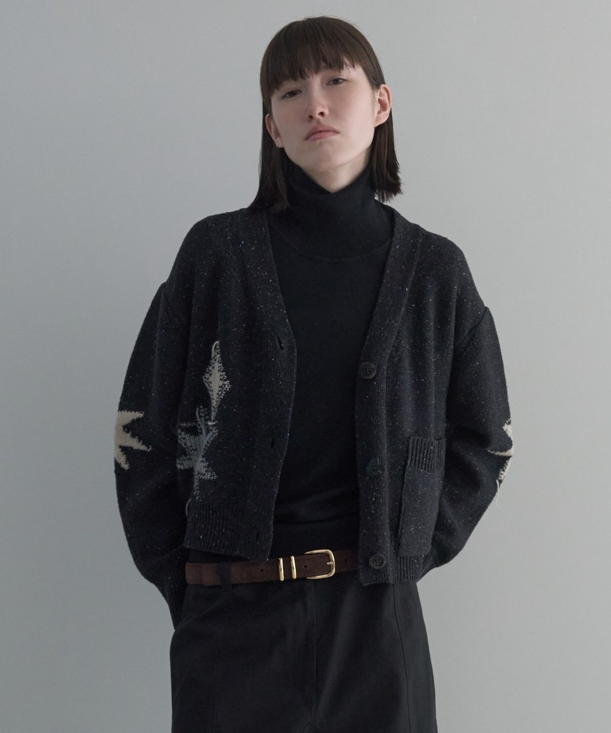 디에토(DEETO) Nep Yarn Jacquard V-Neck Cardigan [CHARCOAL]