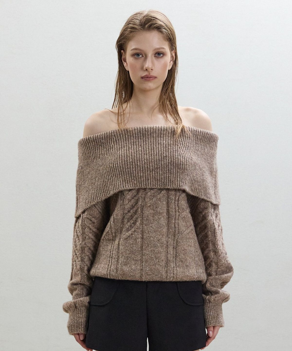 디에토(DEETO) Off-Shoulder Cable Pullover [BEIGE]