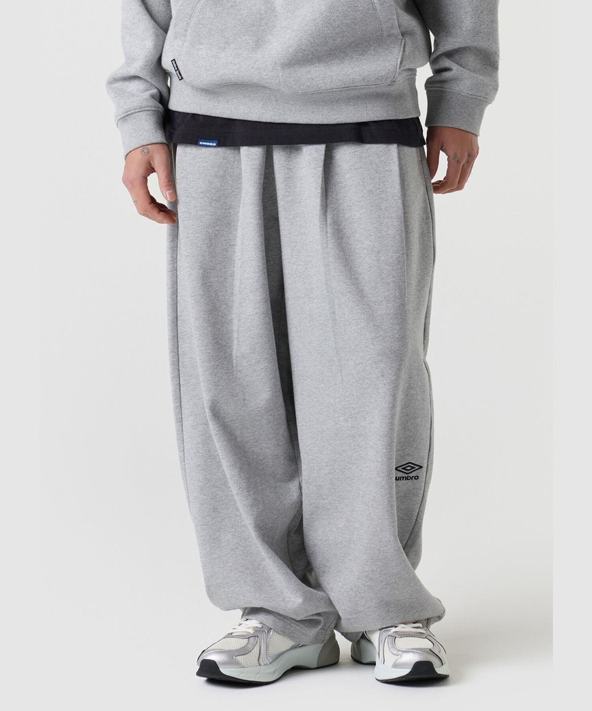 엄브로(UMBRO) 트렌드 에센셜 벌룬 스웨트 팬츠 그레이 UR123CFP12
