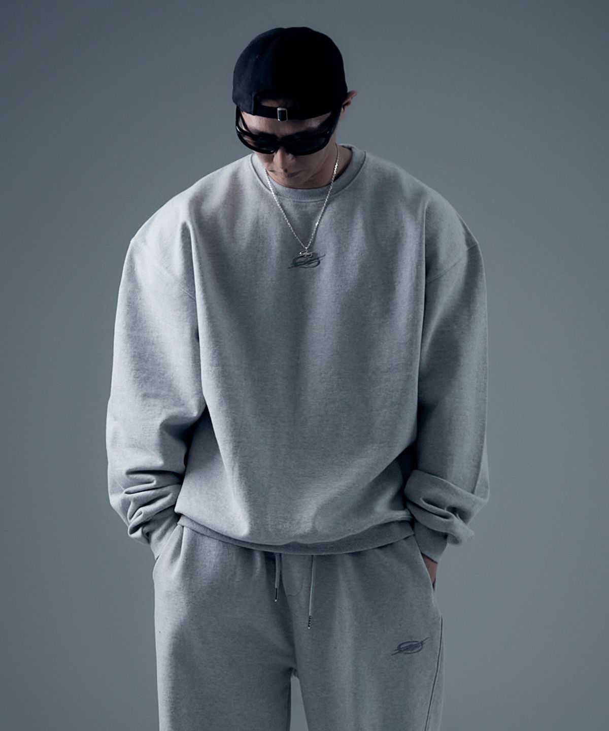 더랭크(THERANK) BASIC SYMBOL STITCH SWEATSHIRT [MELANGE GREY]