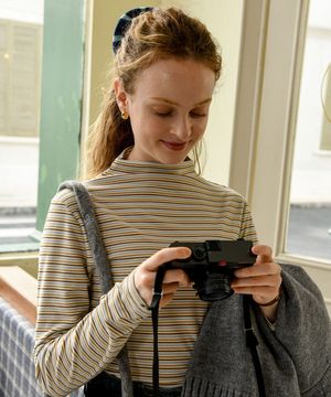 잔줄스트라이프모크넥티셔츠 (YZTS2510009)