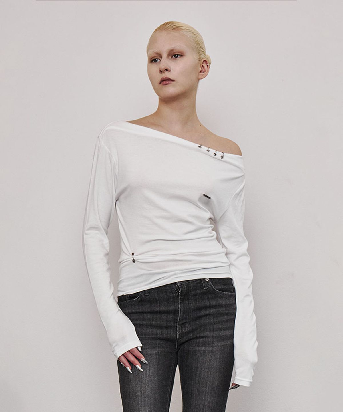 어니브(ANIV) PIERCING EYELET T-SHIRT WHITE