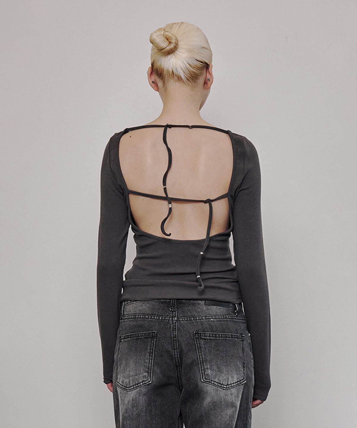 어니브(ANIV) BACKLESS BIZ STRAP T-SHIRT CHARCOAL