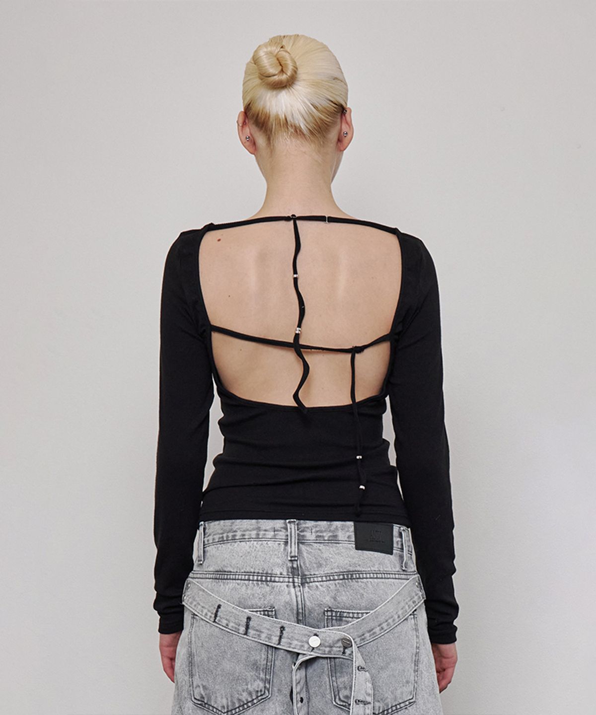어니브(ANIV) BACKLESS BIZ STRAP T-SHIRT BLACK