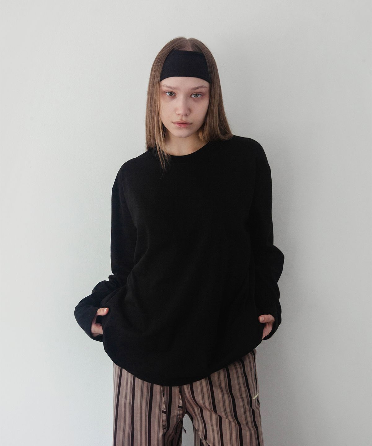 온유어오운(ONYOUROWN) UNISEX  SIDE LOGO LONG SLEEVE TEE IN BLACK