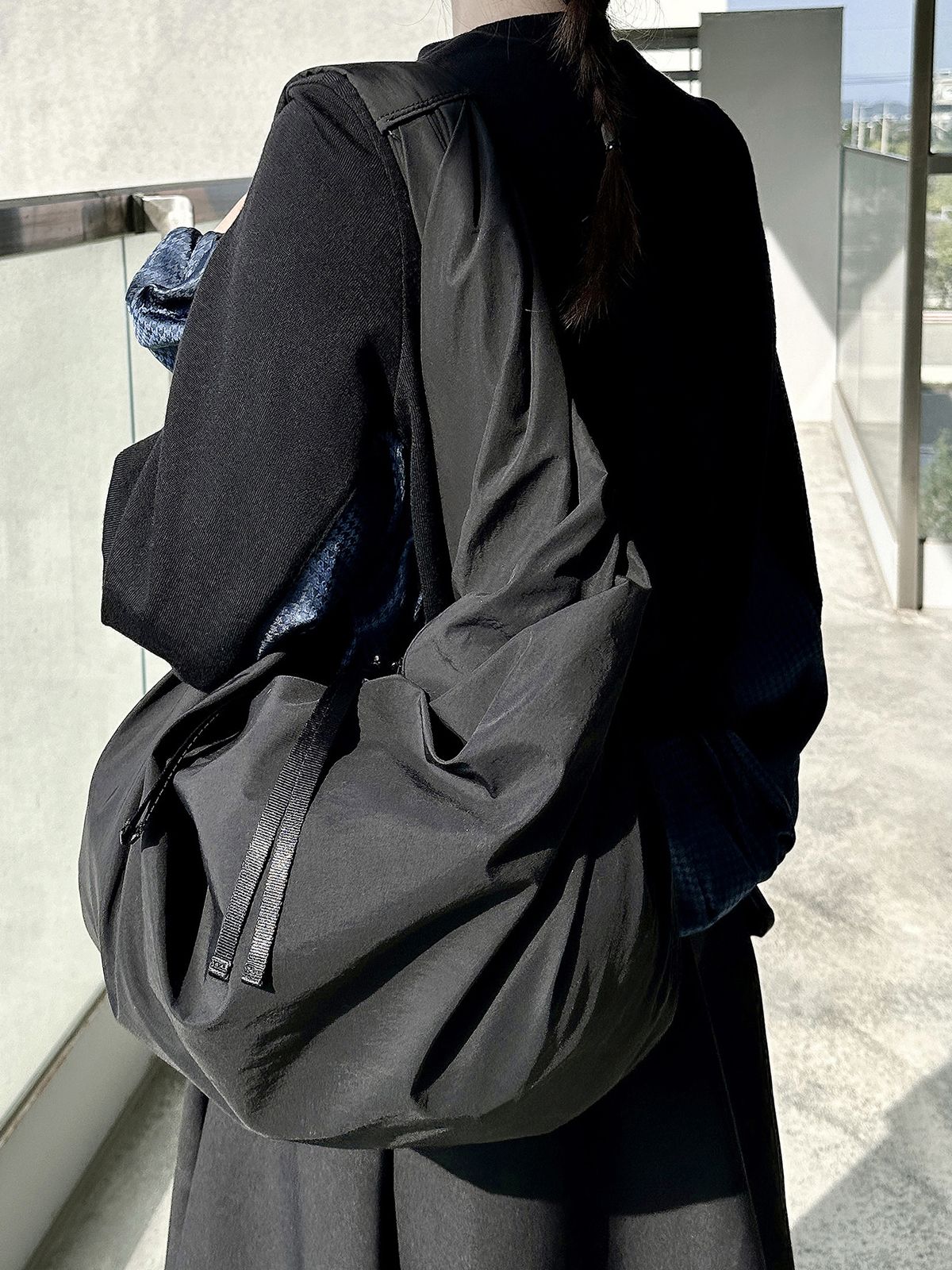 르컨셉트(LECONCEPT) Drape Shoulder Bag (Black)