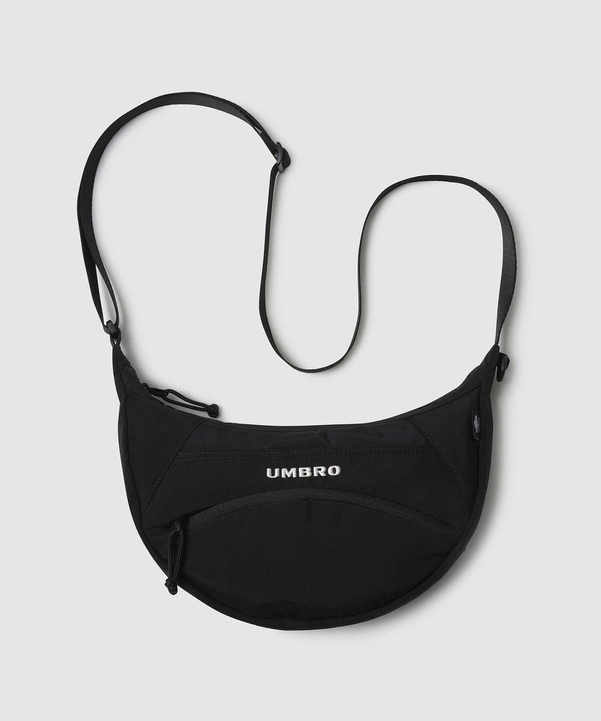 엄브로(UMBRO) 에센셜 포켓 호보백 블랙 UR123CBG11
