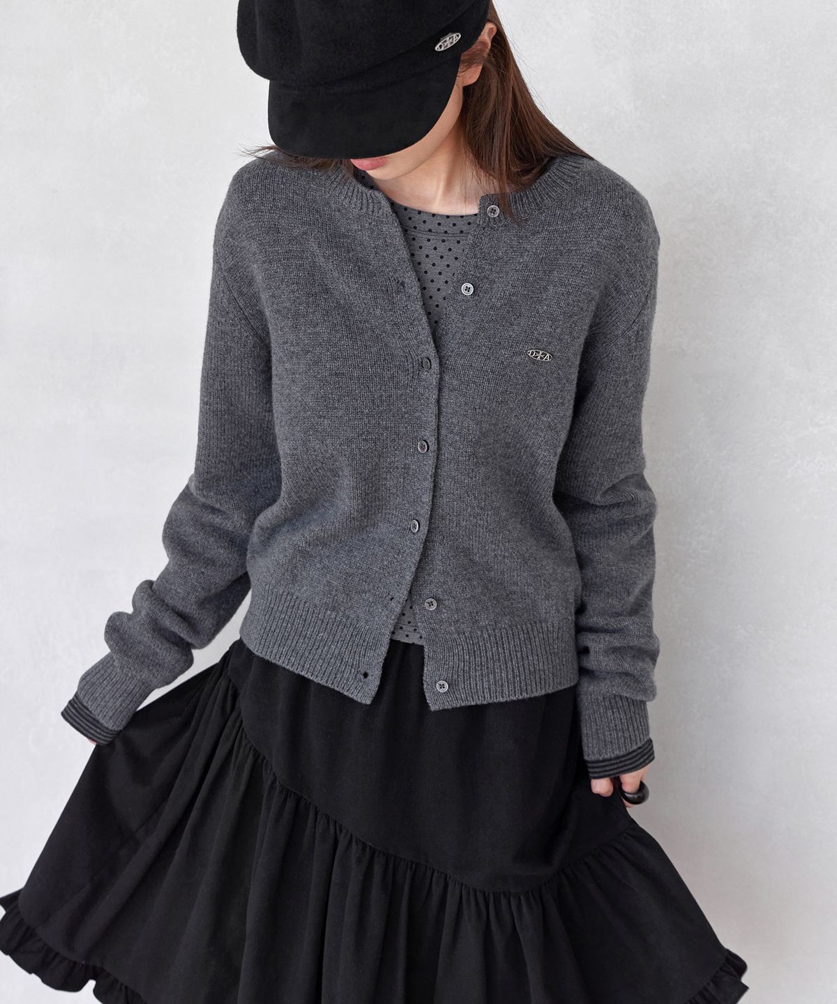 런던다다(LONDONDADA) SIGNATURE CREW-NECK WOOL CARDIGAN, CHARCOAL
