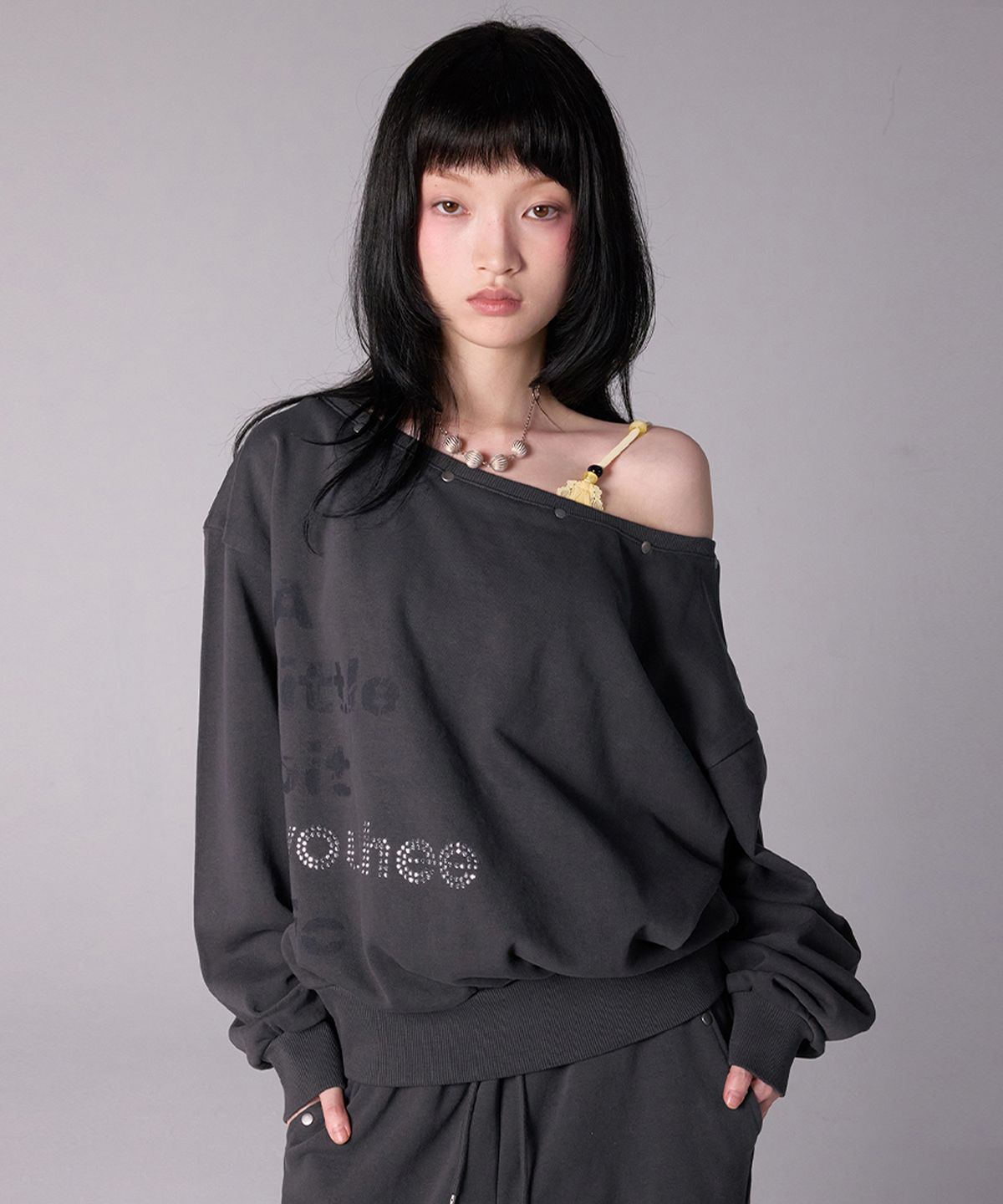 유희(YOUHEE) YOUHEETIC HOTFIX OFF-SHOULDER SWEATSHIRTS CHARCOAL
