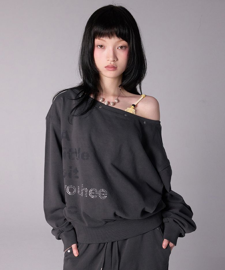 [브랜드위크 20%쿠폰] YOUHEETIC HOTFIX OFF-SHOULDER SWEATSHIRTS CHARCOAL