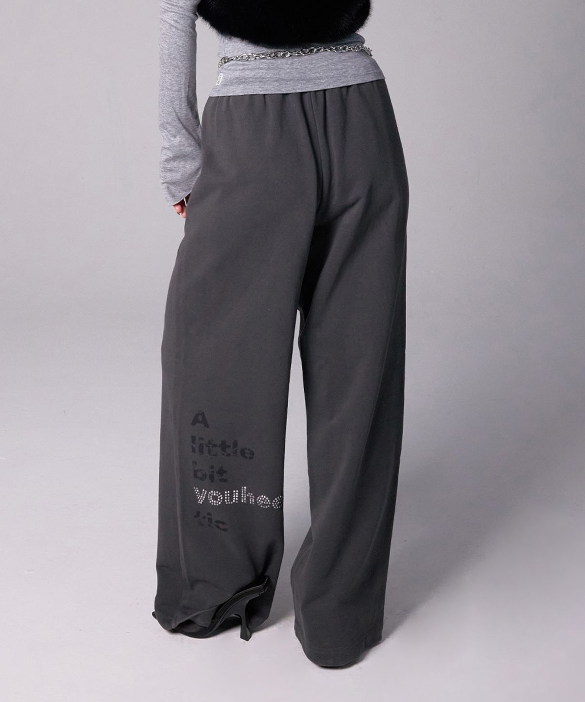 유희(YOUHEE) YOUHEETIC HOTFIX SWEATPANTS_CHARCOAL
