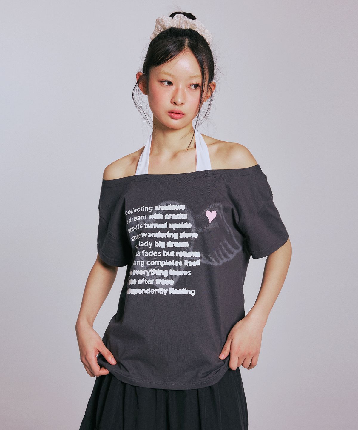 유희(YOUHEE) LETTERING HALTER NECK OFF-SHOULDER T-SHIRTS_CHARCOAL