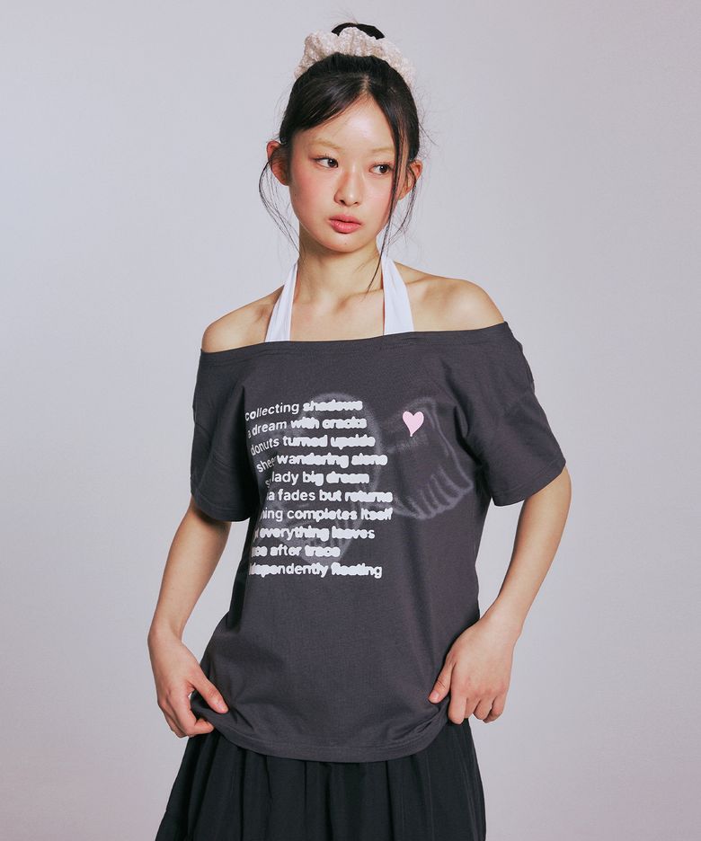 [브랜드위크 20%쿠폰] LETTERING HALTER NECK OFF-SHOULDER T-SHIRTS_CHARCOAL