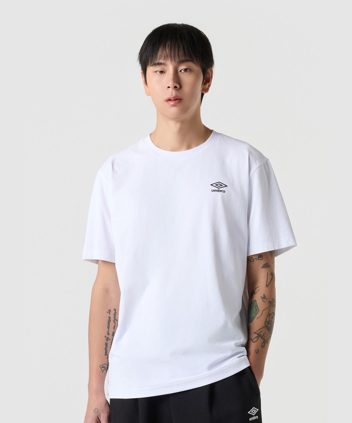 엄브로(UMBRO) [QUICK-DRY] 프레쉬 스몰로고 반팔 티셔츠 화이트 UR121SRS11
