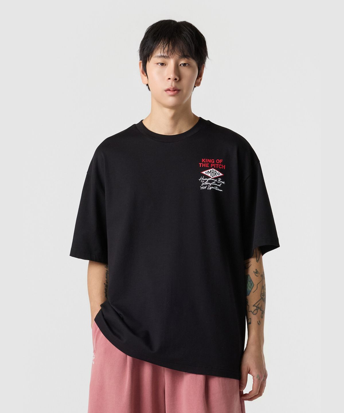 엄브로(UMBRO) HBL 킹 오브 더 피치 반팔 티셔츠 블랙 UR121CRS24