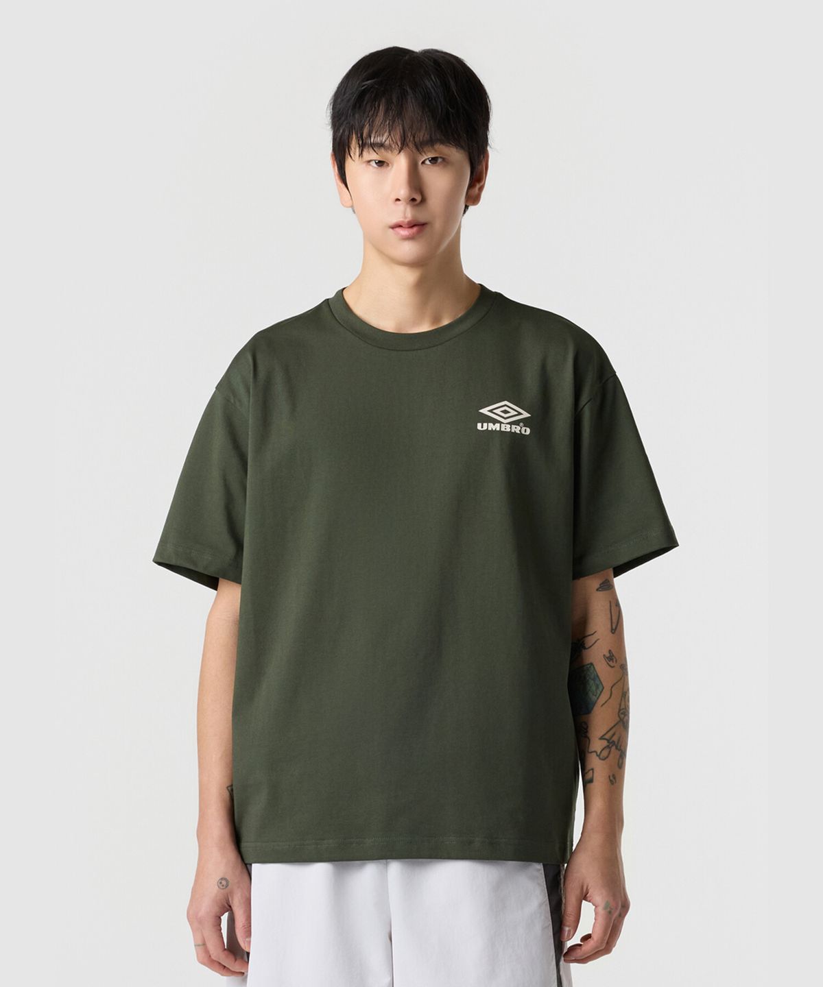 엄브로(UMBRO) HBL 브릿 캐주얼 옴브레 반팔 티셔츠 카키 UR121CRS23