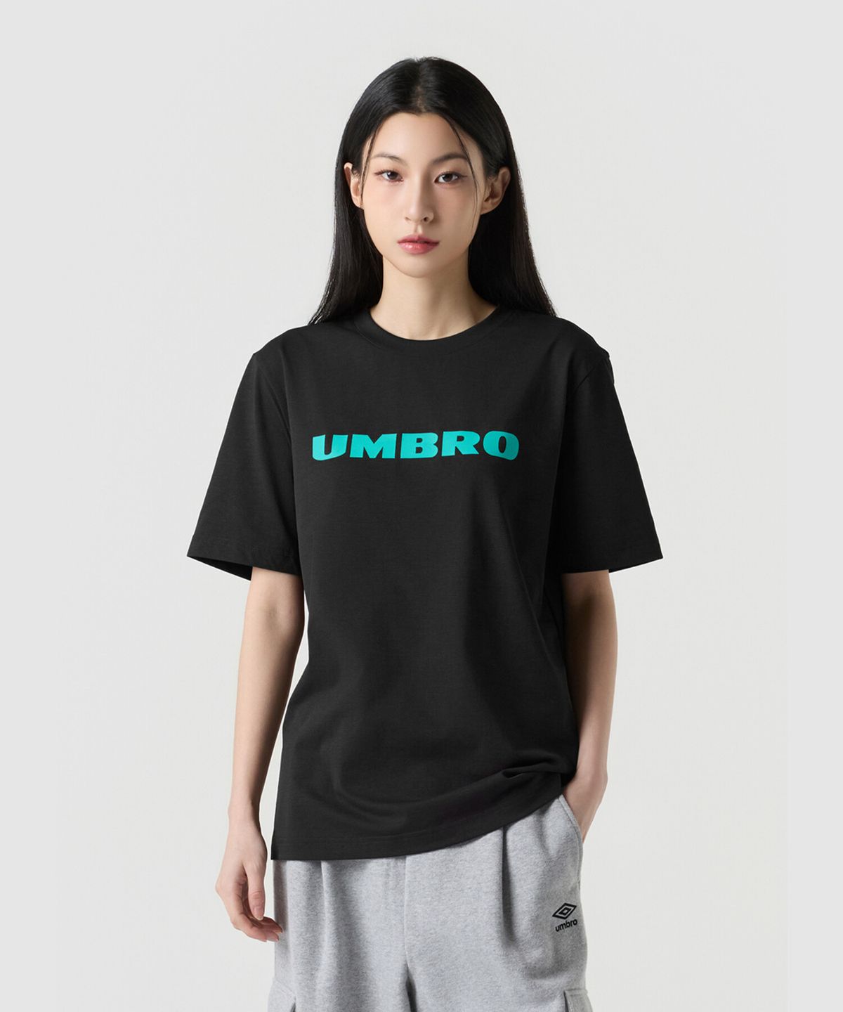 엄브로(UMBRO) [QUICK-DRY] 프레쉬 빅레터링 반팔티 차콜 UR121SRS12