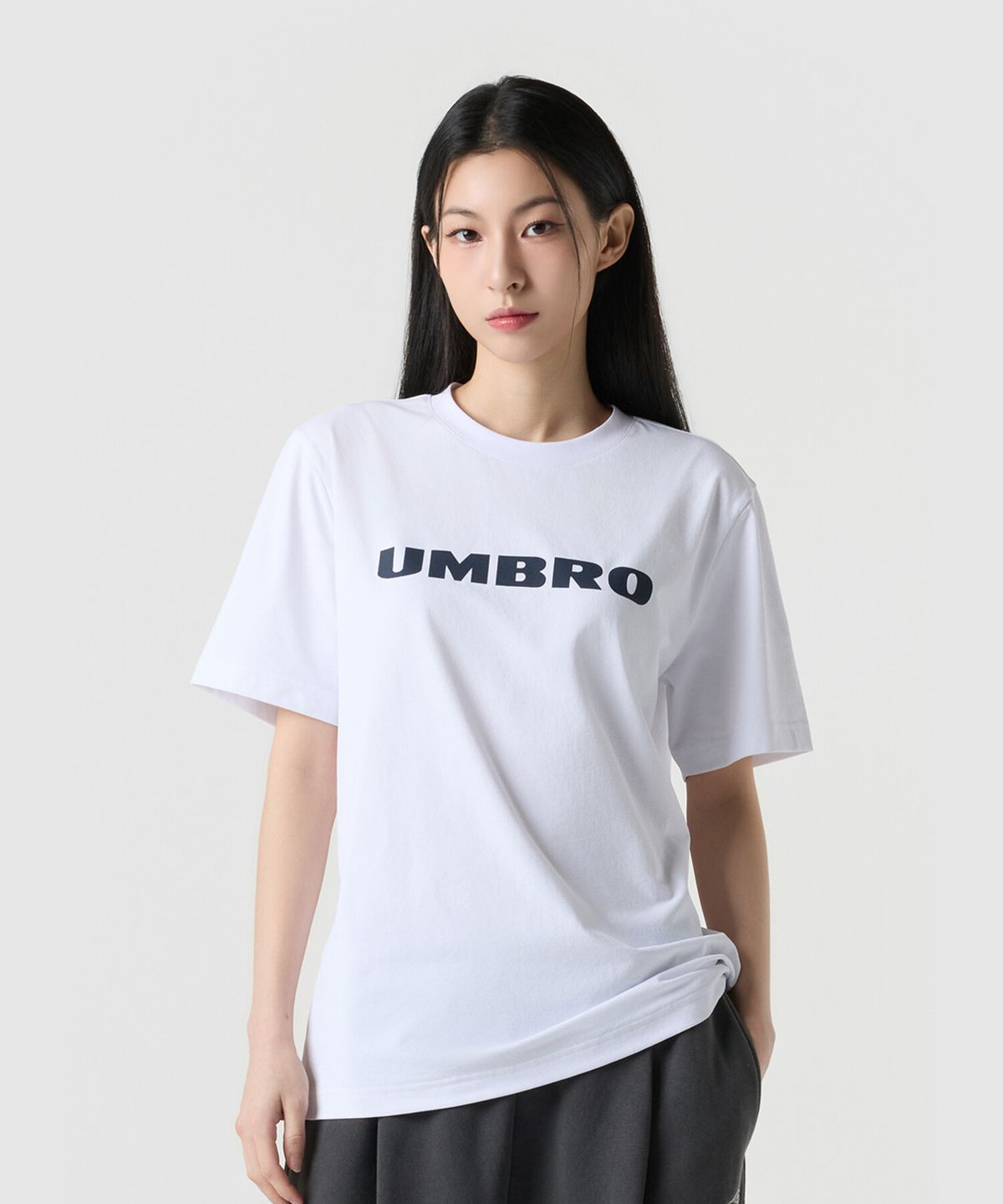 엄브로(UMBRO) [QUICK-DRY] 프레쉬 빅레터링 반팔티 화이트 UR121SRS12