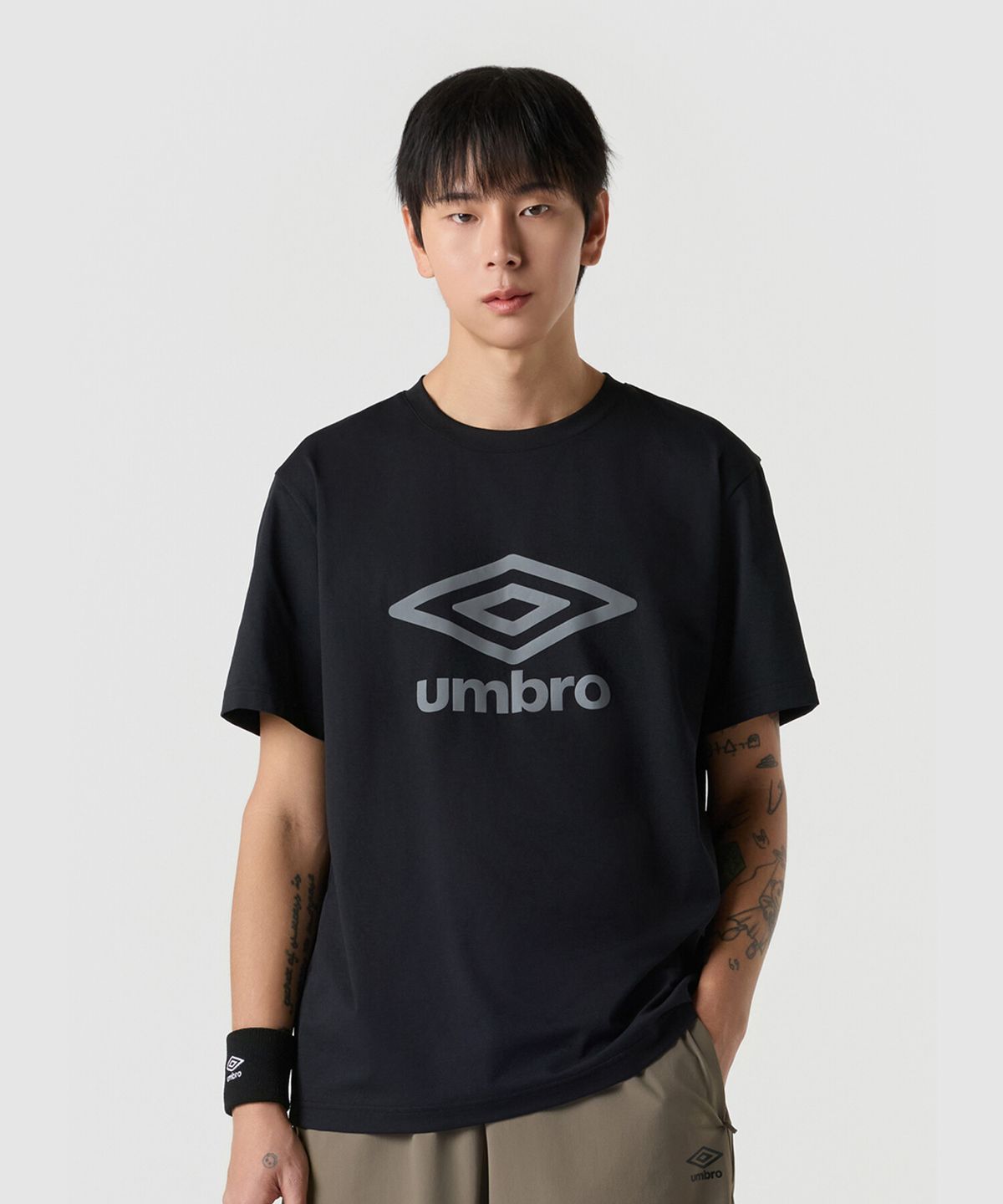 엄브로(UMBRO) [QUICK-DRY] 프레쉬 빅로고 반팔티 블랙 UR121SRS13