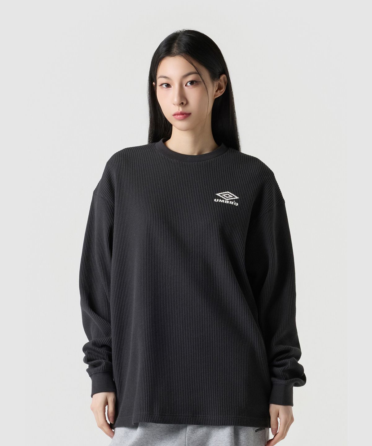 엄브로(UMBRO) 헤리티지 레터링 와플 긴팔 티셔츠 차콜 UR121CRL21