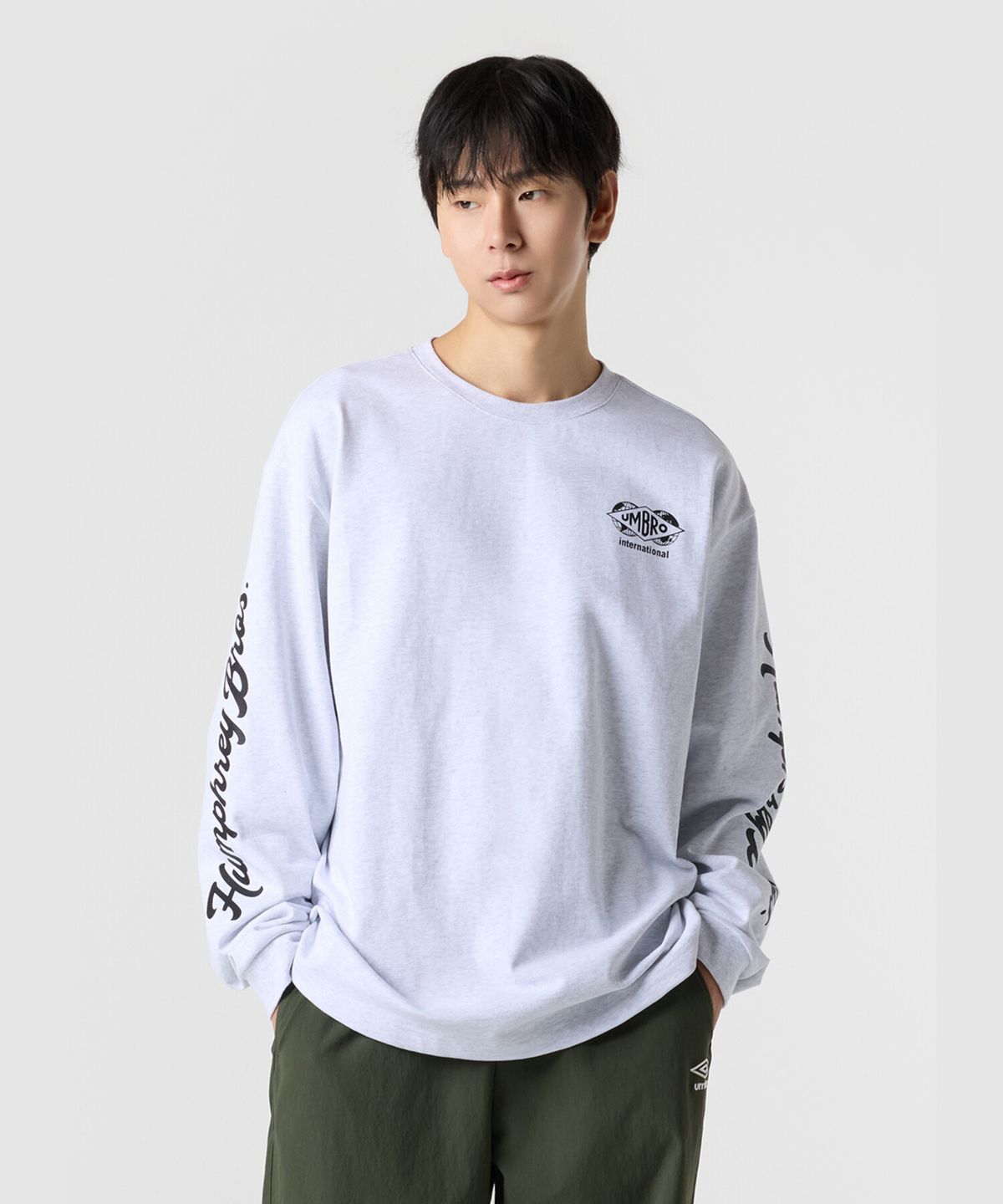 엄브로(UMBRO) HBL 브릿 캐주얼 그래픽 긴팔 티셔츠 라이트 그레이 UR121CRL26