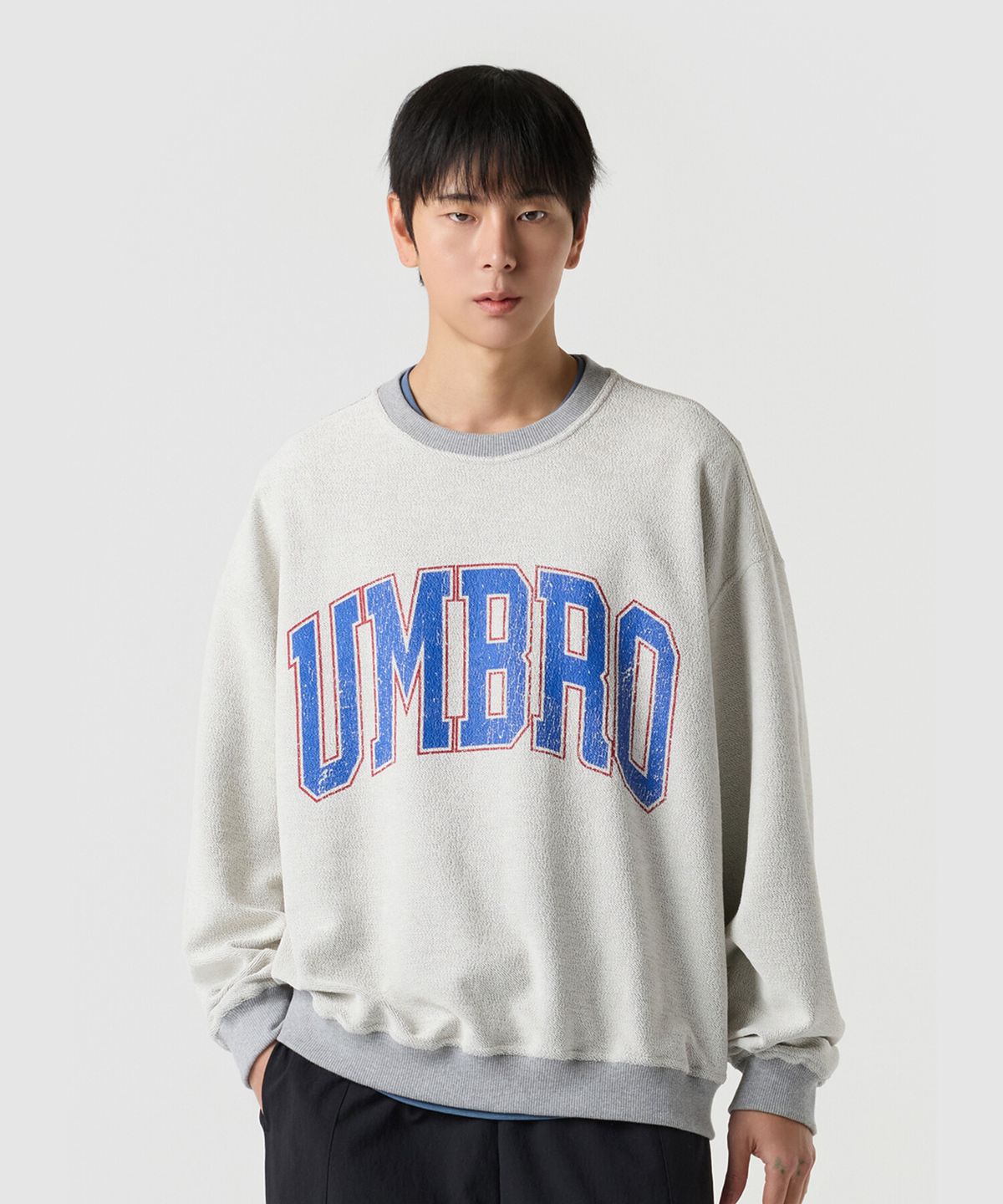 엄브로(UMBRO) 인사이드아웃 맨투맨 그레이 UR121CFS23