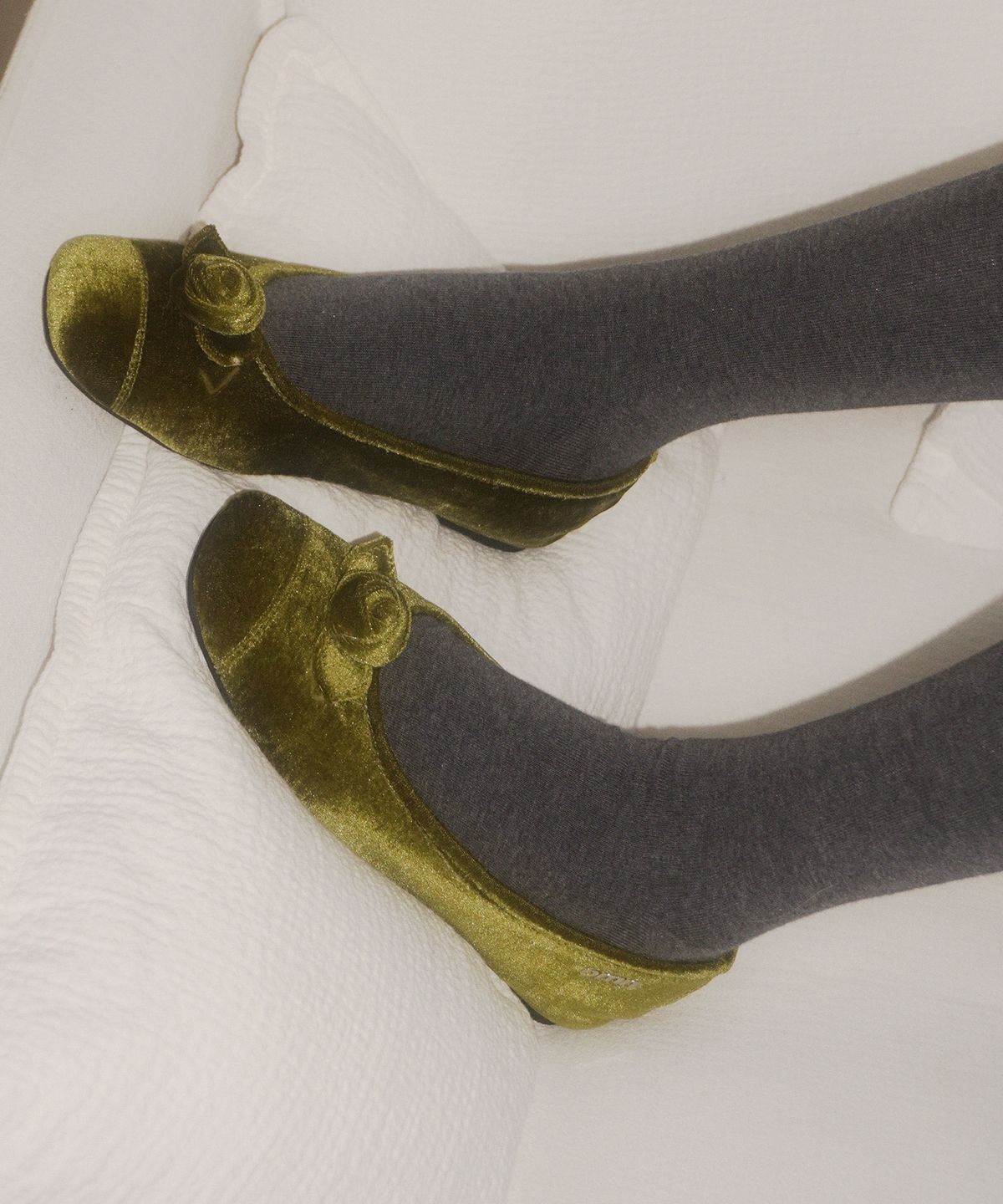 옴니포턴트(OMNIPOTENT) omn Rose Velvet Flat Shoes _Moss Green