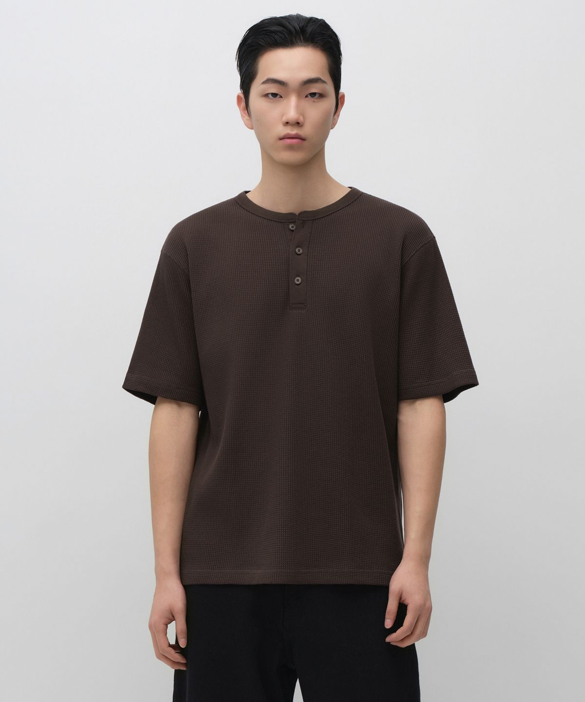 무신사 스탠다드(MUSINSA STANDARD) 와플 헨리 넥 티셔츠 [브라운]