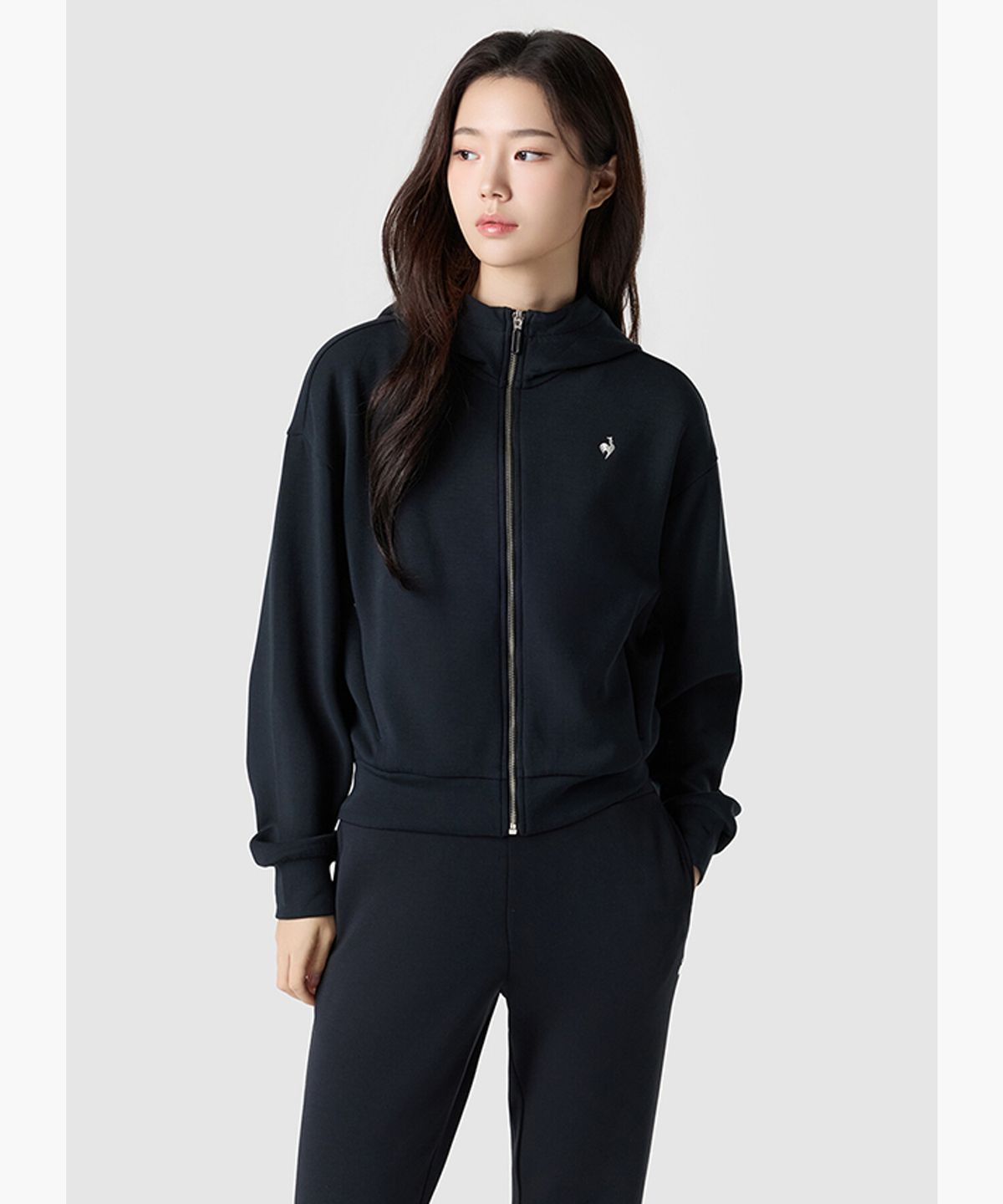 르꼬끄(LECOQ) 여성 더블텐션2.0 루즈핏 세미크롭 후드 집업 - 블랙 QR122OFT11