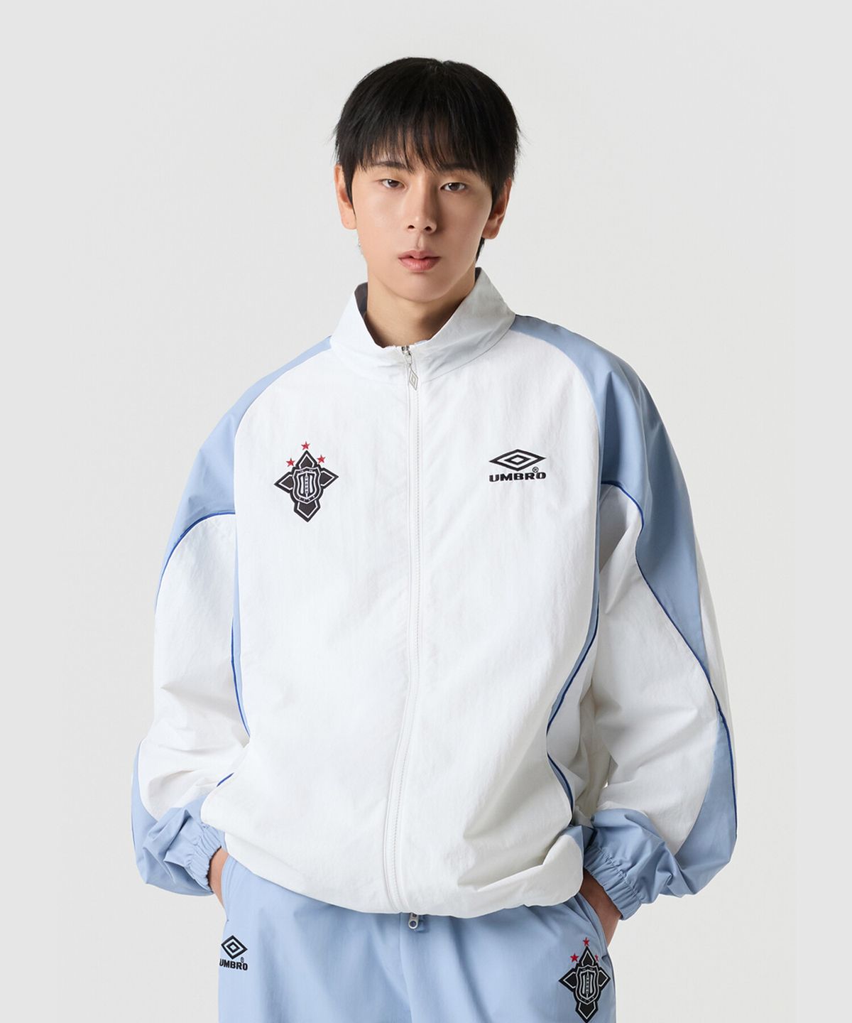엄브로(UMBRO) HBL 네오 브릿 컬러블럭 스탠넥 바람막이 자켓 아이보리 UR121CJK22