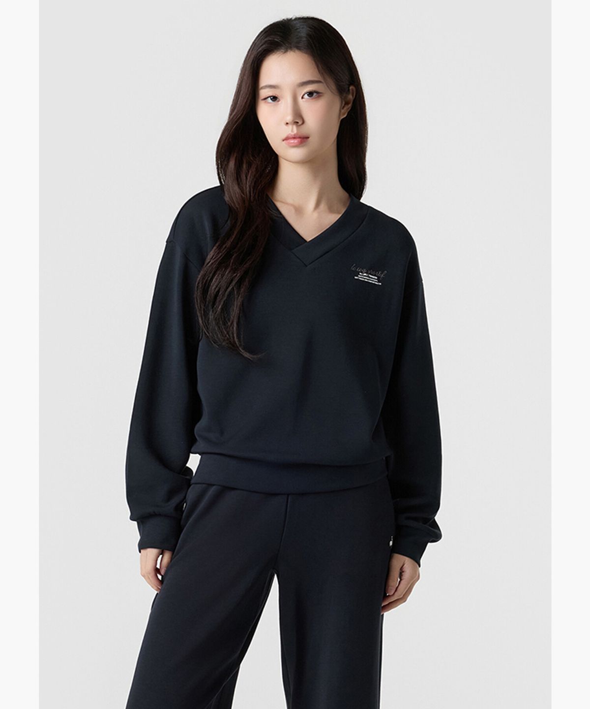 르꼬끄(LECOQ) 여성 더블텐션2.0 루즈핏 브이넥 맨투맨 - 블랙 QR122OFS11