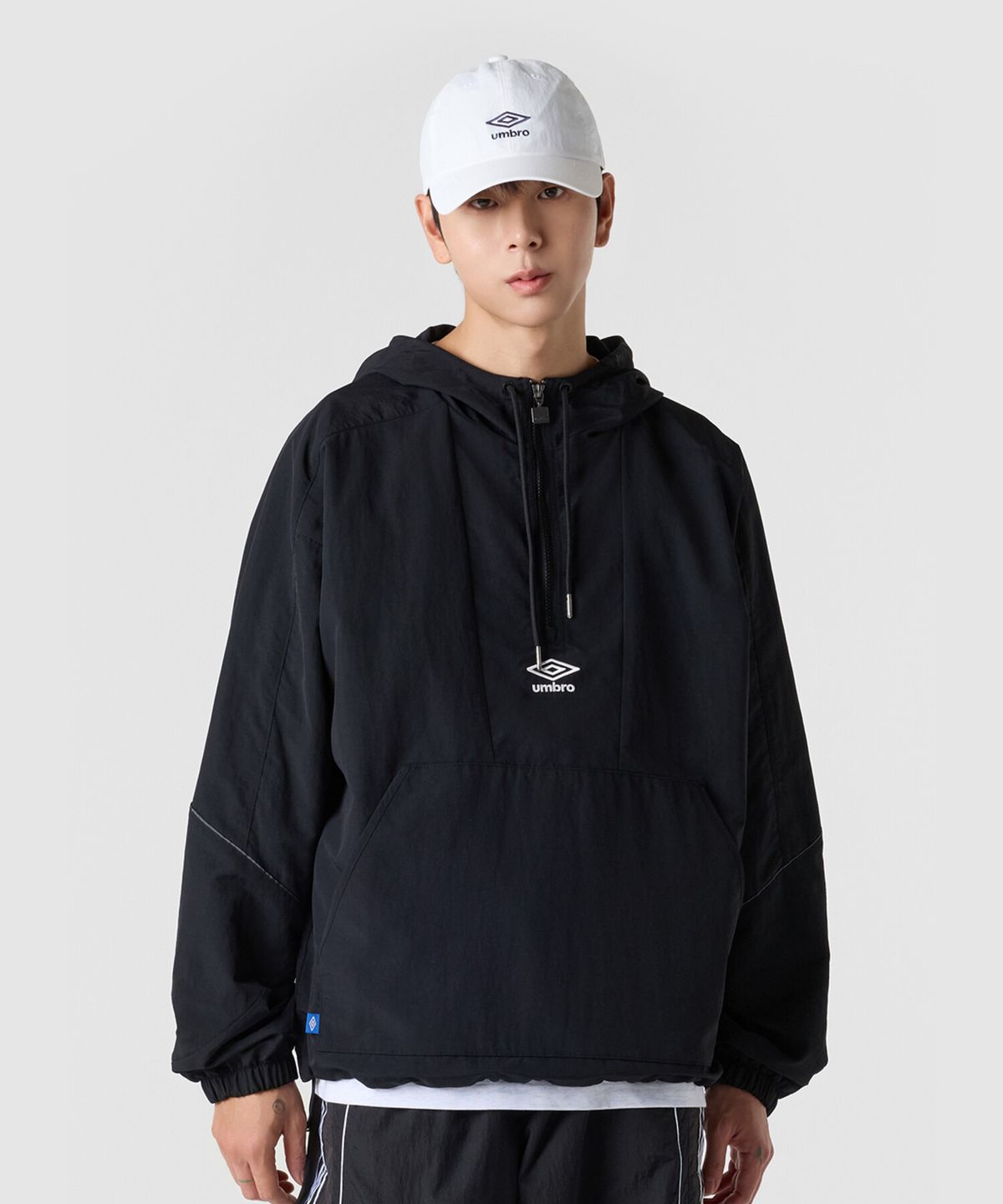 엄브로(UMBRO) 오버핏 파이핑 후드 아노락 블랙 UR121CWT11
