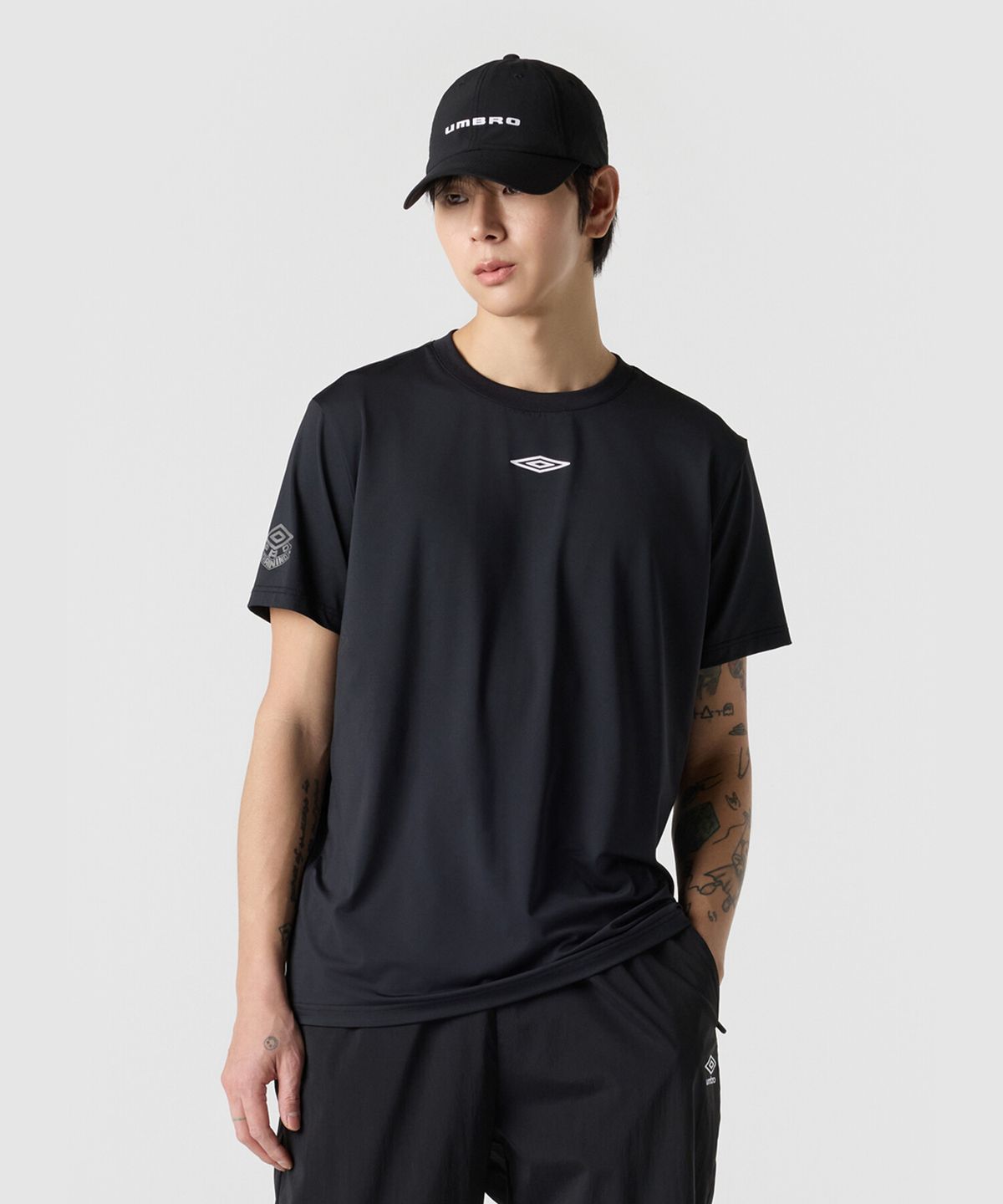 엄브로(UMBRO) PTR 베이직 폴리 스판 머슬핏 반팔 티셔츠 블랙 UR121SRS15