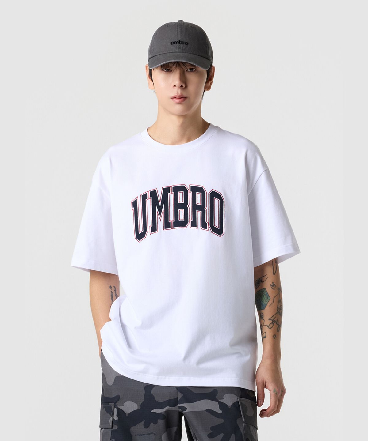 엄브로(UMBRO) 트렌드 레터링 오버핏 반팔 티셔츠 화이트 UR121CRS11