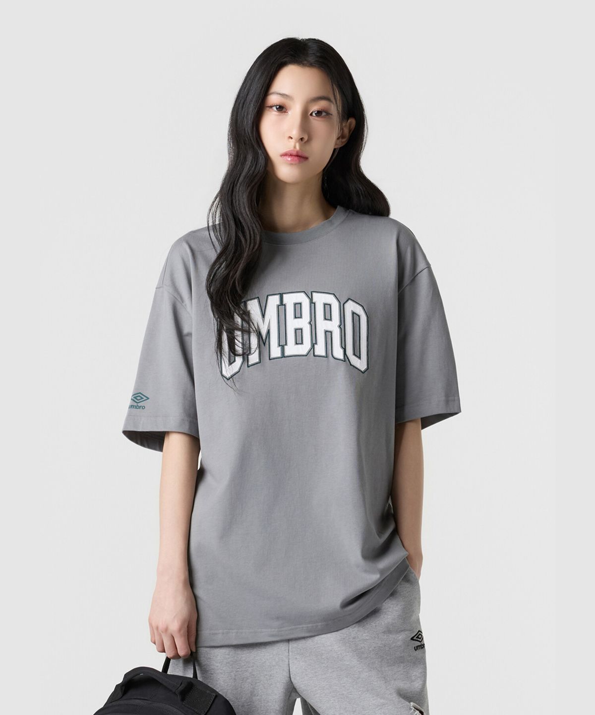 엄브로(UMBRO) 트렌드 레터링 오버핏 반팔 티셔츠 카키 UR121CRS11