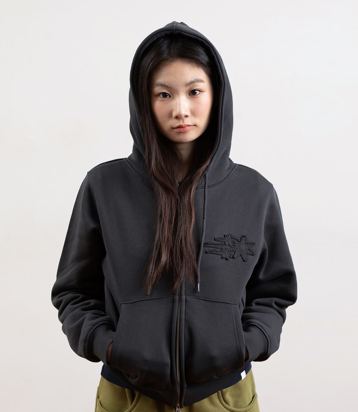 나이스고스트클럽(NICEGHOSTCLUB) 3STAR CROP HOODIE ZIP UP_CHARCOAL(NG2GSUM492A)