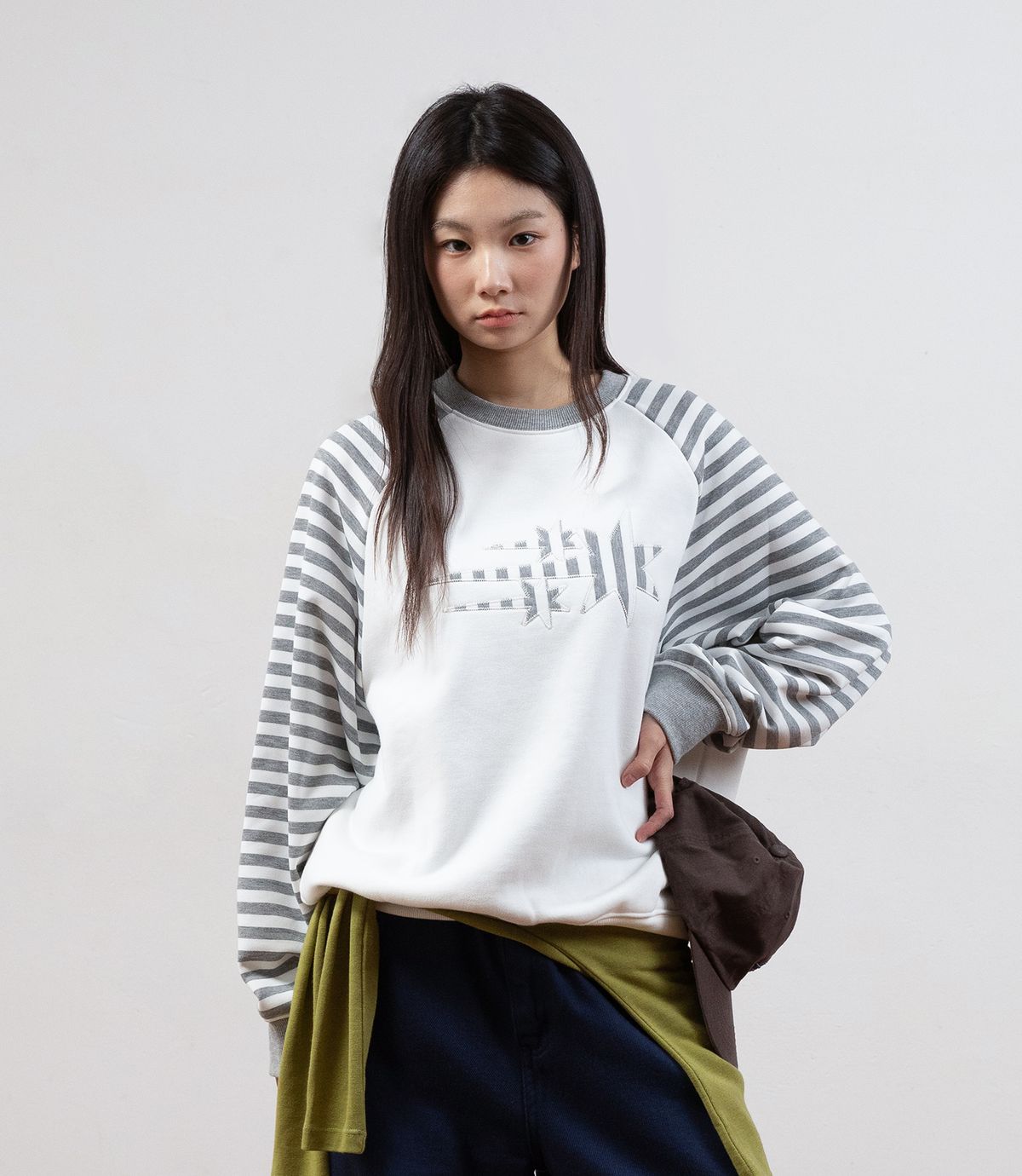 나이스고스트클럽(NICEGHOSTCLUB) STRIPE 3STAR RAGLAN SWEATSHIRTS_WHITE(NG2GSUM440A)