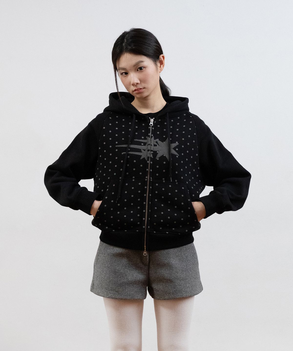 나이스고스트클럽(NICEGHOSTCLUB) DOT 3STAR RAGLAN CROP HOODIE ZIP UP_BLACK(NG2GSUM493A)