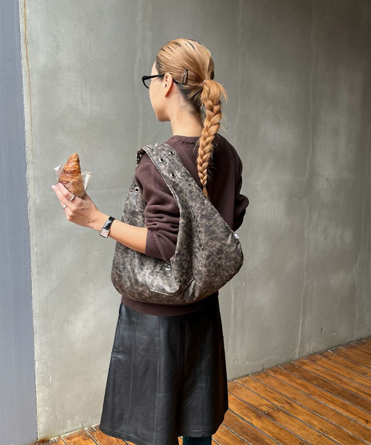 뎁크(DEPC) EYELET LEATHER BAG - BROWN