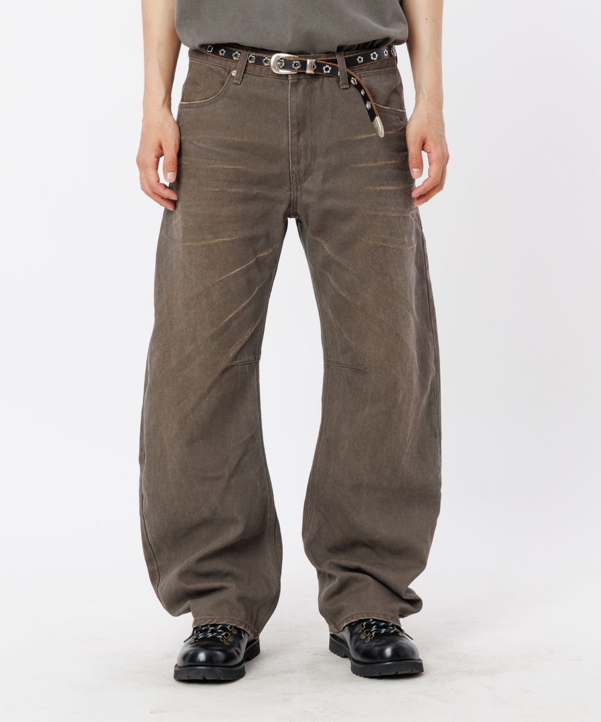 모덴아르더(MODEN ARDOR) 머드 커브드 와이드 데님 팬츠 (브라운)