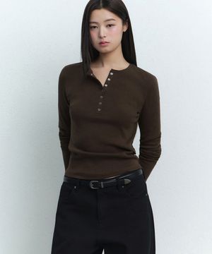 우먼즈 리브드 슬림 헨리 넥 긴소매 티셔츠 [다크 브라운]