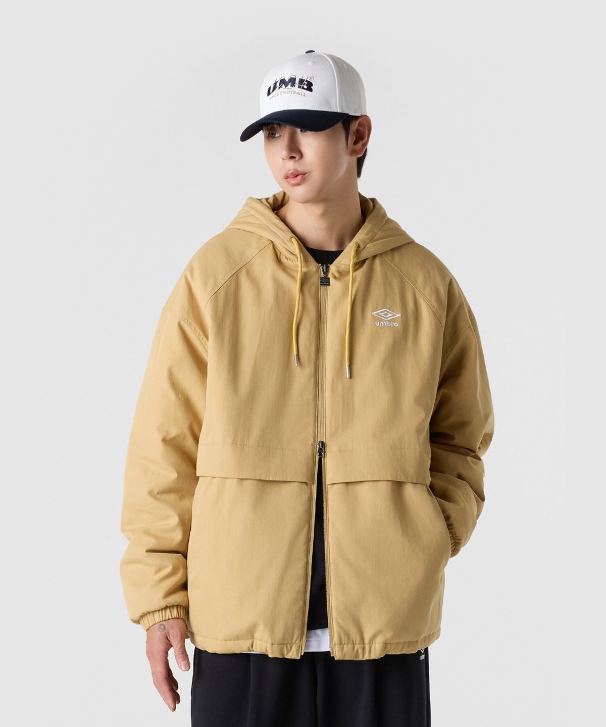 엄브로(UMBRO) 워크 패딩 후드 점퍼 샌드 UR124CPJ11