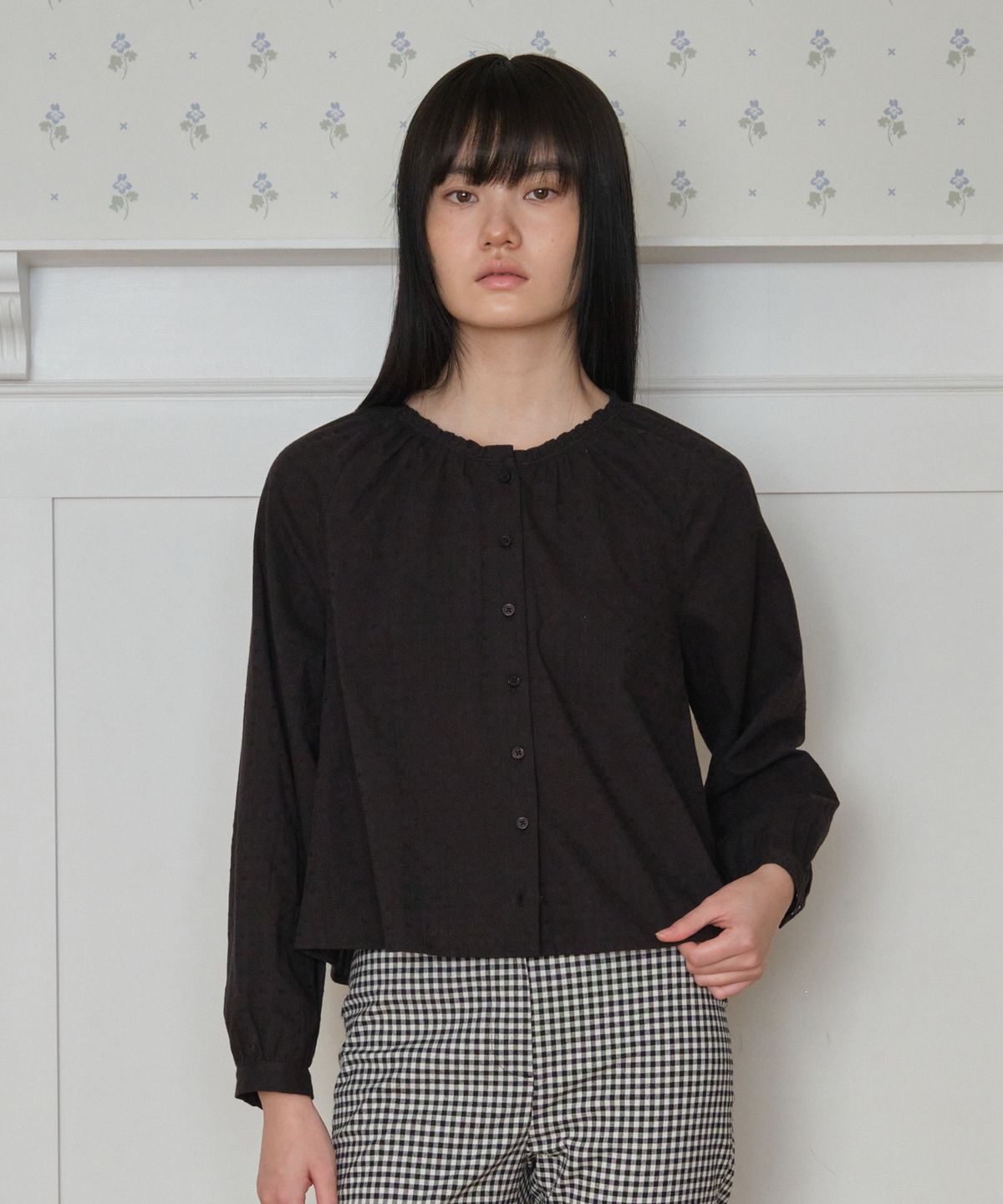 튜드먼트(TTUDEMENT) FRILLED NECK LONG-SLEEVE BLOUSE_BLACK