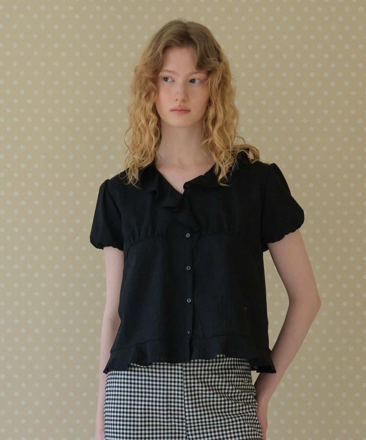 튜드먼트(TTUDEMENT) SHORT-SLEEVE BLOUSE WITH RUFFLED COLLAR_BLACK