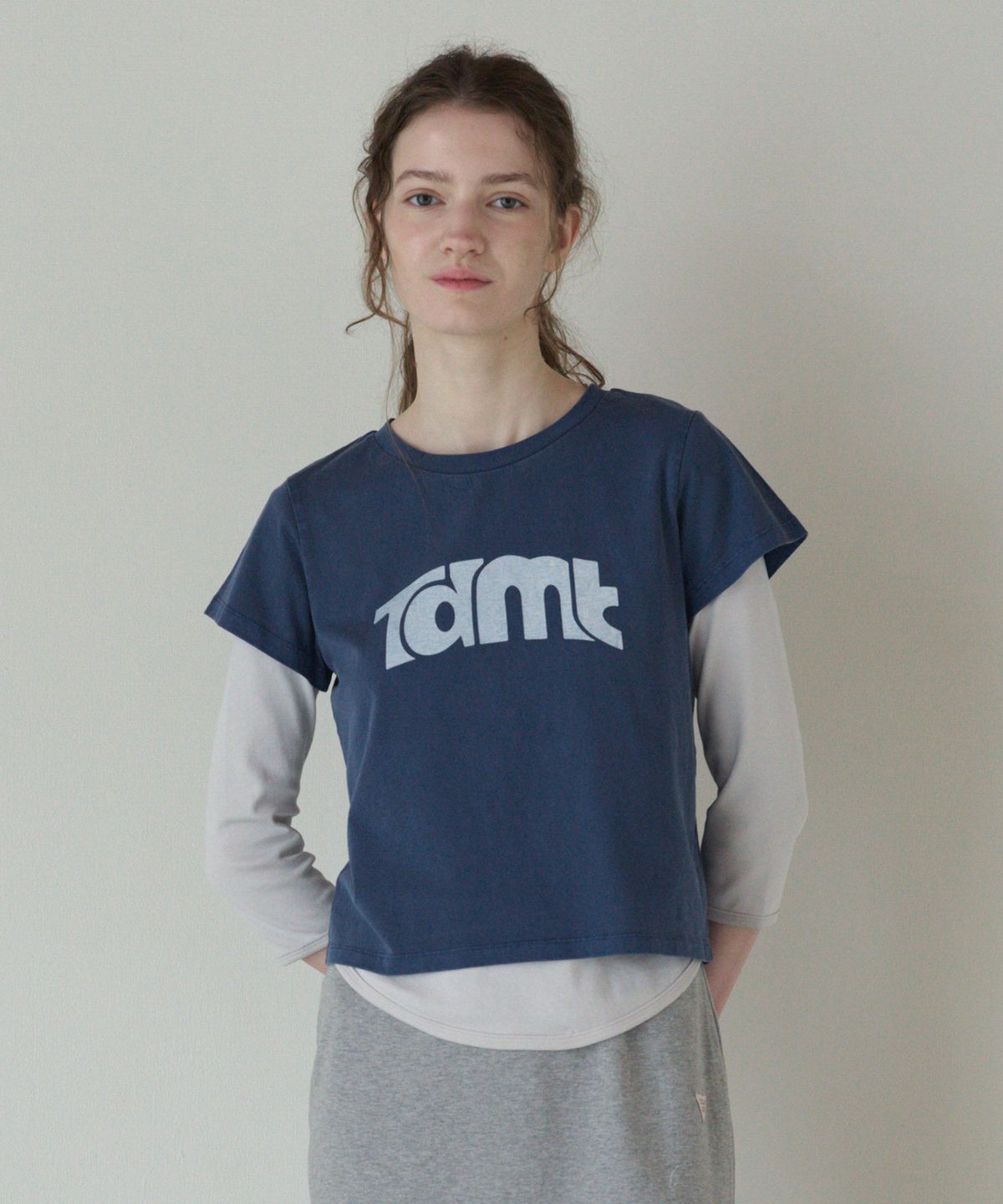 튜드먼트(TTUDEMENT) TT LOGO SHORT-SLEEVE T-SHIRT_PIGMENT BLUE