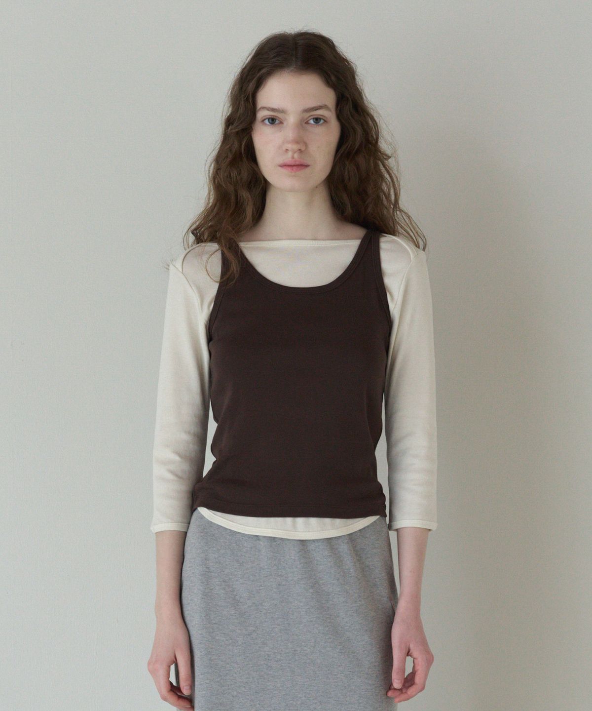 튜드먼트(TTUDEMENT) 50s EMBROIDERED SLEEVELESS T-SHIRT_BROWN
