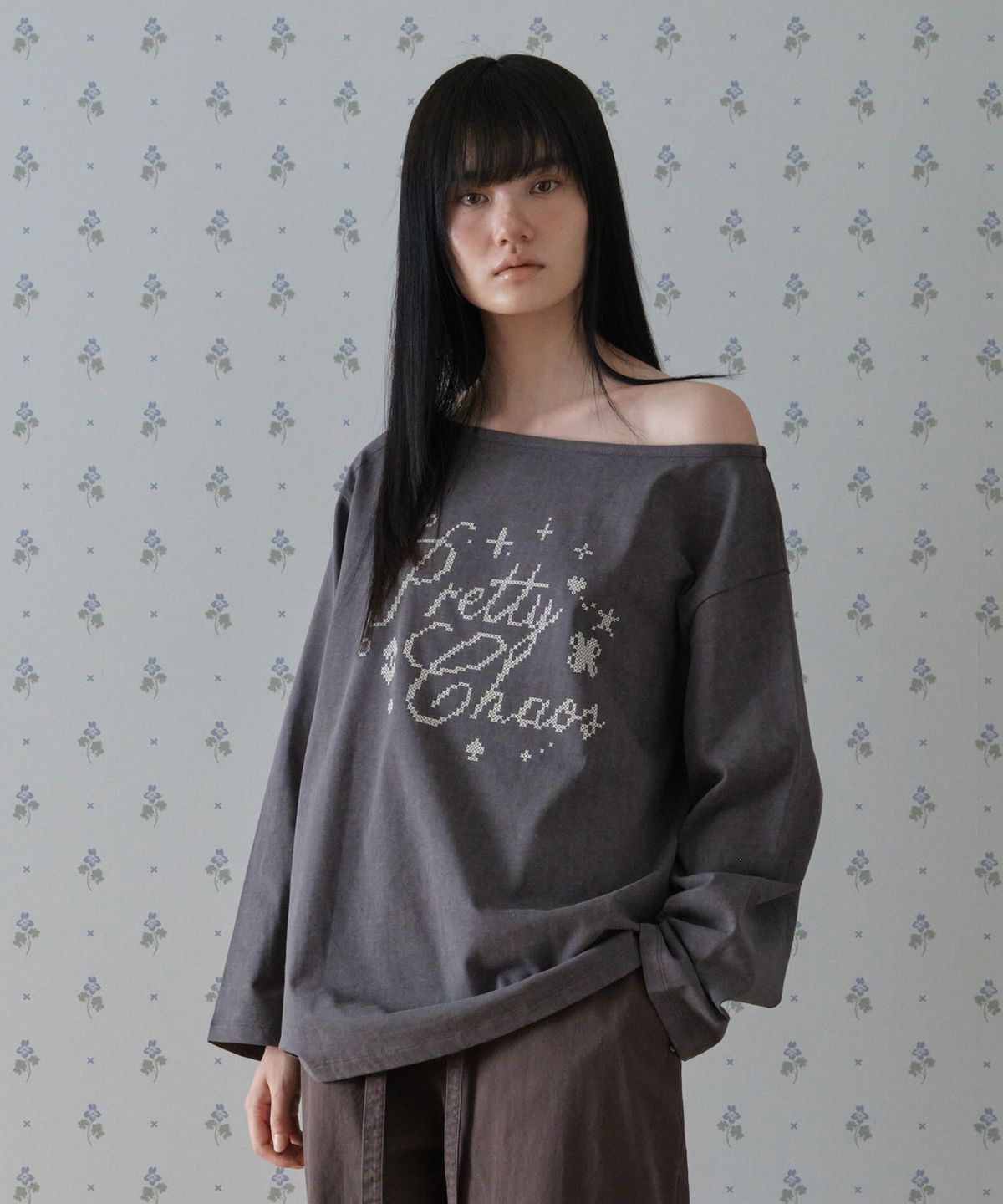 튜드먼트(TTUDEMENT) OFF-SHOULDER PIGMENT T-SHIRT_CHARCOAL