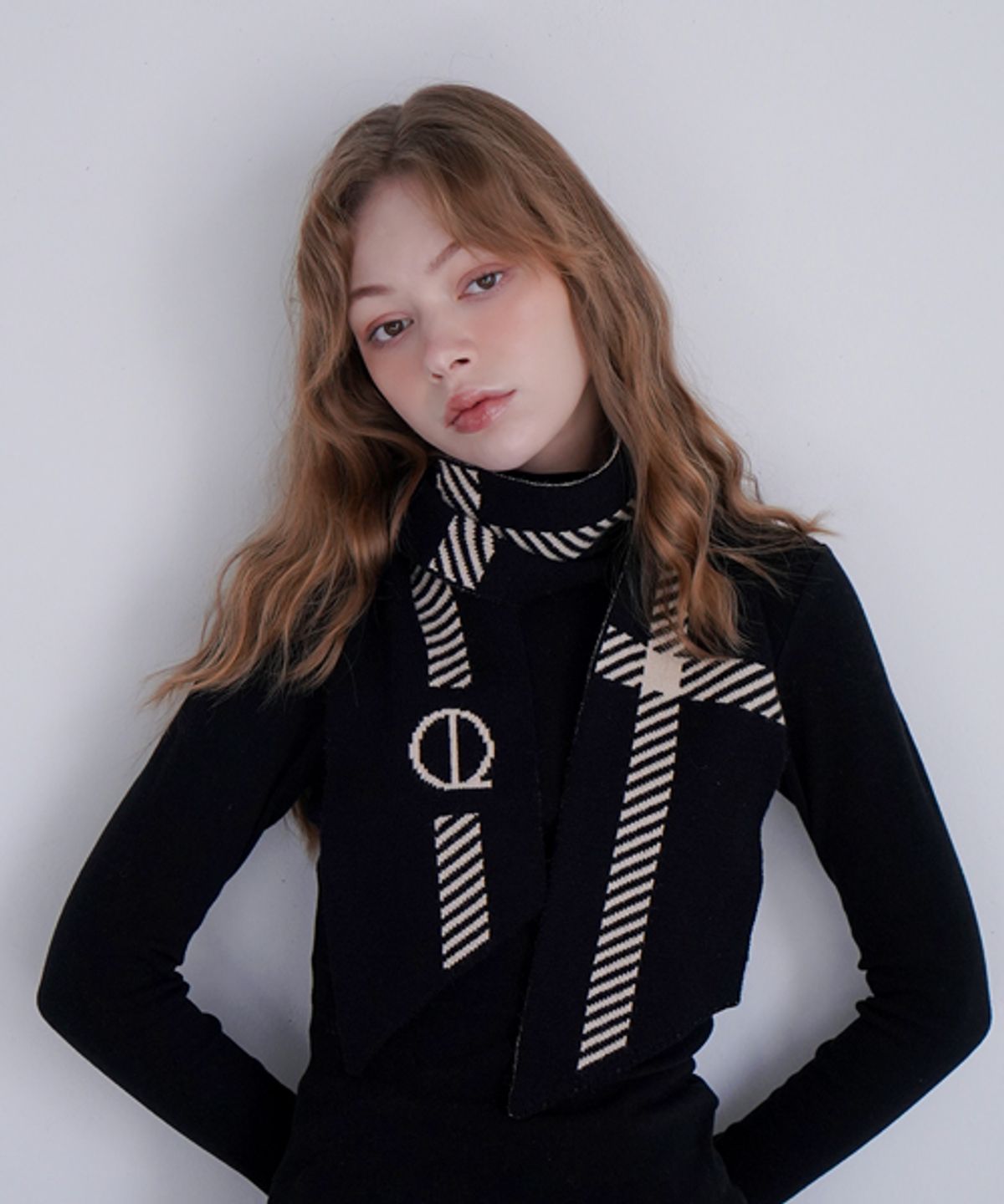 루이까또즈스카프(LOUIS QUATORZE SCARF) 루이모노체크 쁘띠 니트 머플러